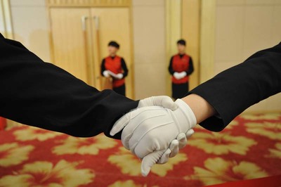 兩會(huì)中的服務(wù)員們 無聲的奉獻(xiàn)，卓越的會(huì)議服務(wù)